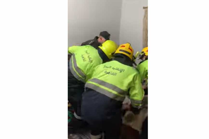 الحماية المدنية تساعد مسن فى النزول من عقار سكنى بمدينة نصر