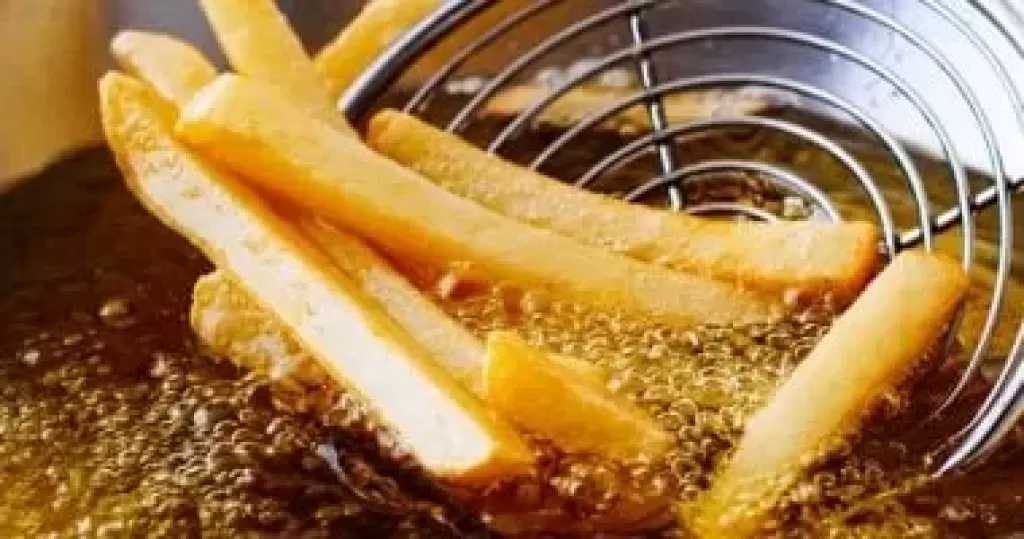 لماذا يحذر الخبراء من تصفية زيت البطاطس المقلية على ورق مناديل.. بدائل صحية