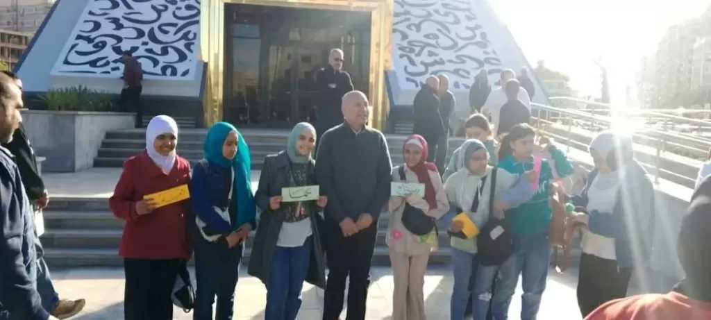 محافظ القاهرة يشارك أطفال المناطق المطورة أنشطتهم في مكتبة «اقرأ نون السحار»
