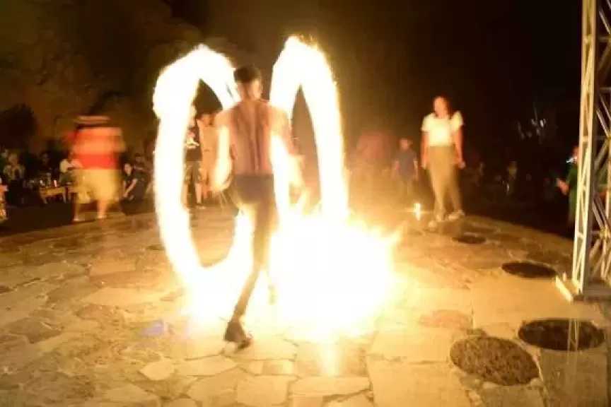 صدمة في عالم الأفراح| صاحب أشهر فيديوهات اللعب بالنار يوضح الحقيقة