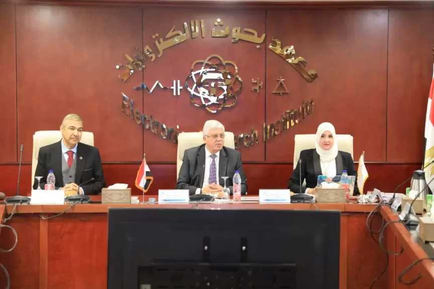 وزير التعليم العالي يترأس اجتماع مجلس إدارة معهد بحوث الإلكترونيات بتشكيله الجديد|صور