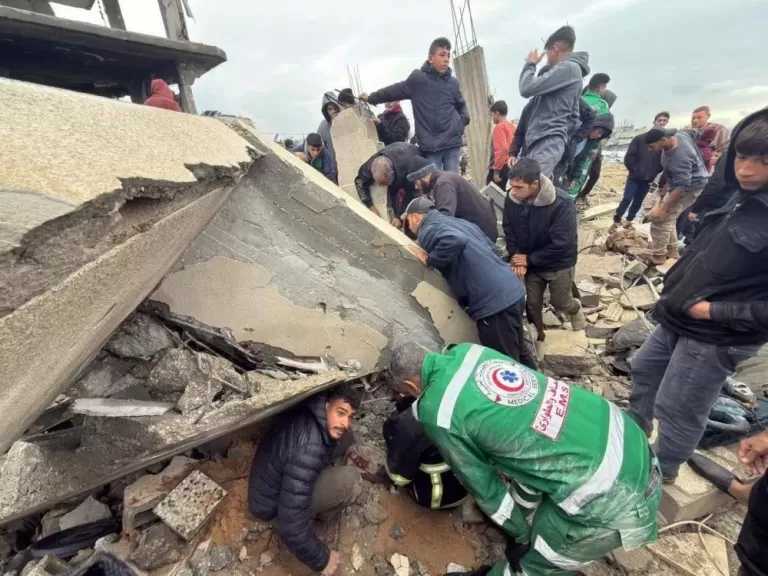 بدء عملية انتشال جثامين 55 شهيدا من تحت أنقاض 13 منزلا في خان يونس جنوب غزة