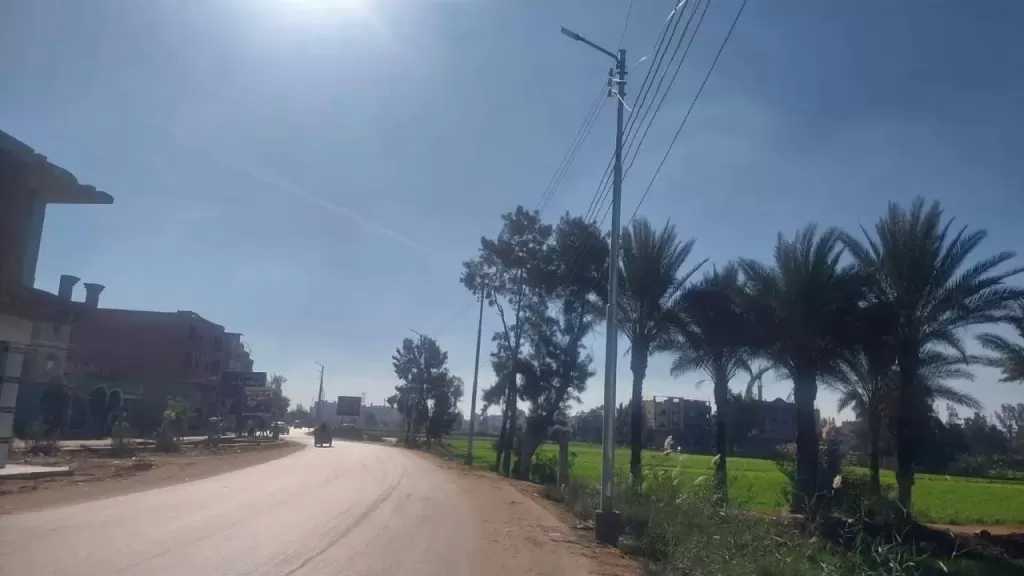 محافظ كفر الشيخ يتابع تركيب كشافات الإنارة لأعمدة الكهرباء الجديدة بطريق إريمون