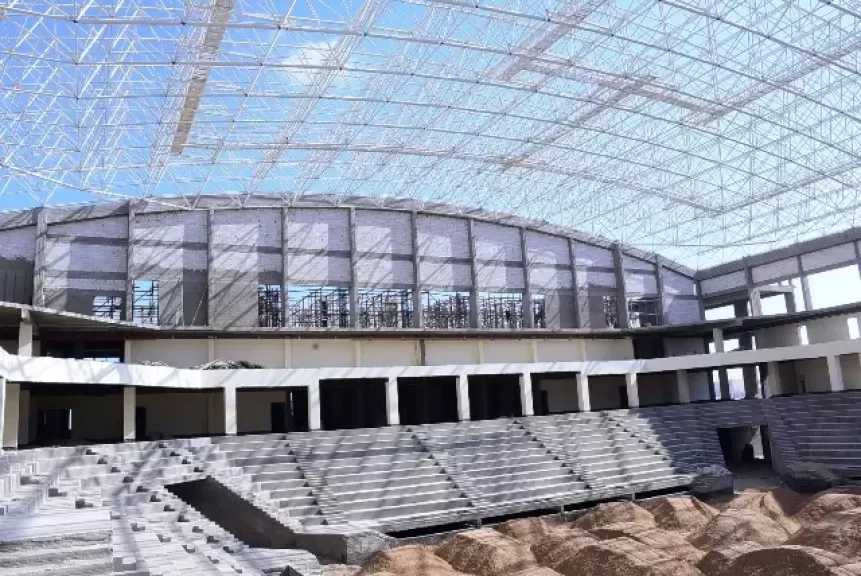 رئيس جامعة سوهاج يتابع العمل بصالة الألعاب الدولية و4 ملاعب مهداة من ”الرياضة”