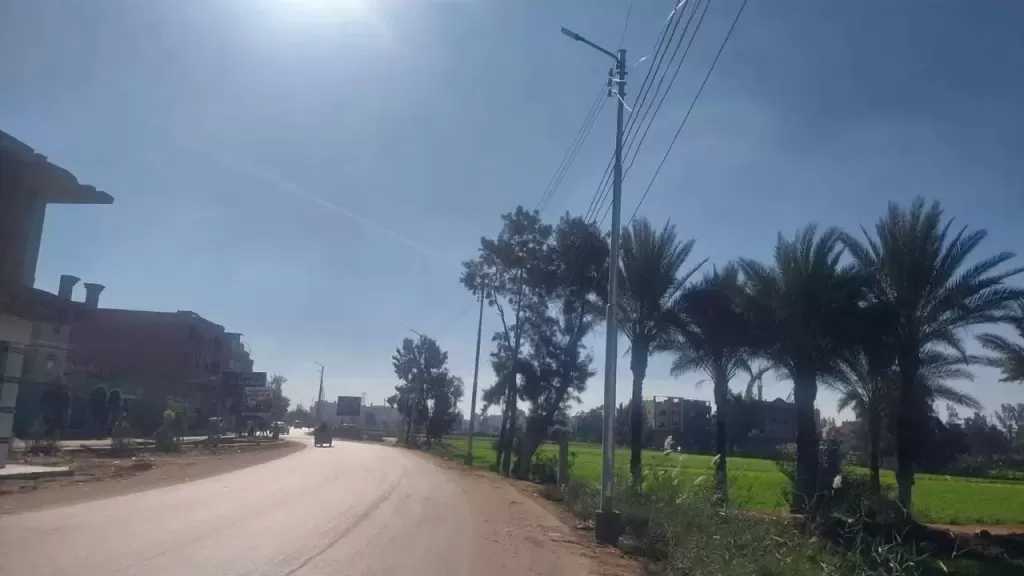 حملات نظافة وصيانة لأعمدة الإنارة في قرى أبوتشت بقنا