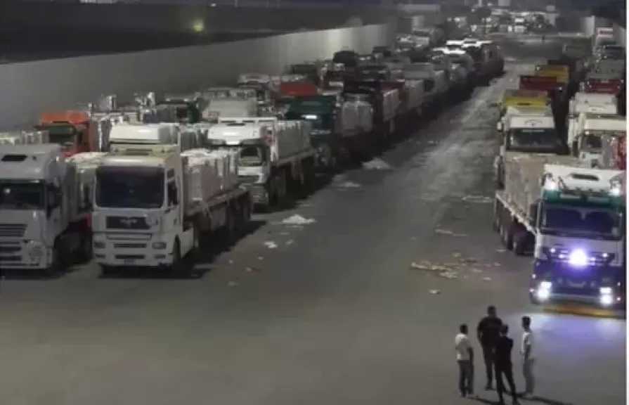 تحرك شاحنات القافلة الـ98 تمهيدًا لدخولها من مصر إلى غزة عبر معبر كرم أبو سالم