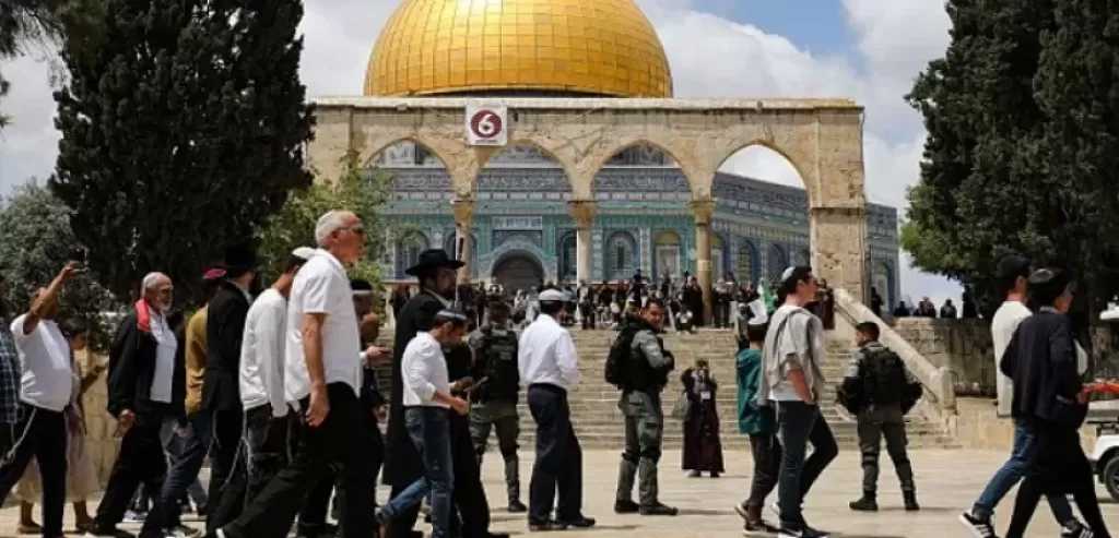 مستوطنون إسرائيليون يقتحمون باحات المسجد الأقصى