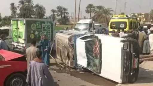 مصرع شخص وإصابة 5 آخرين إثر انقلاب سيارة نقل بصحراوى البحيرة