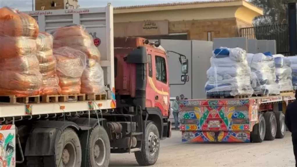 الهلال الأحمر المصري يمُد غزة بسلال غذائية وبطاطين وملابس شتوية عبر قافلة الـ98