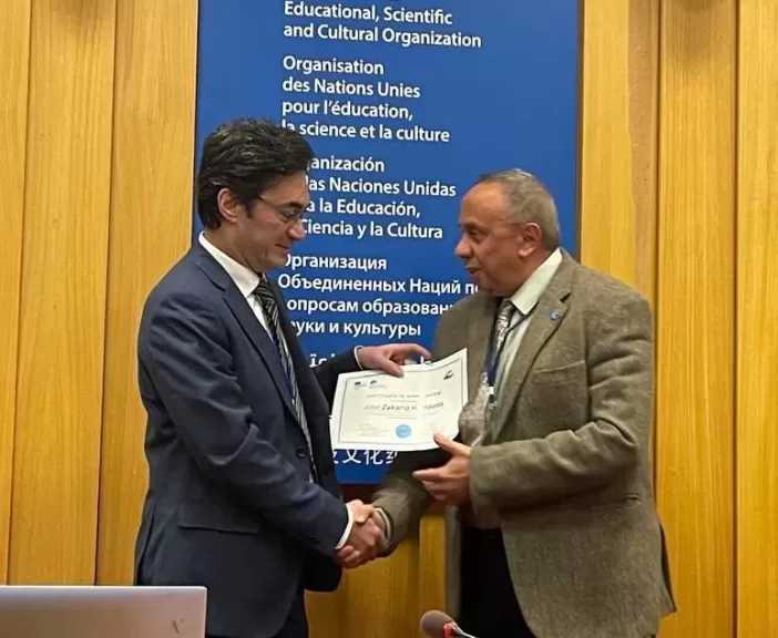 اليونسكو تُكرم عمرو حمودة في احتفالية مرور 20 عامًا للمجموعة الحكومية الدولية في باريس.. صور