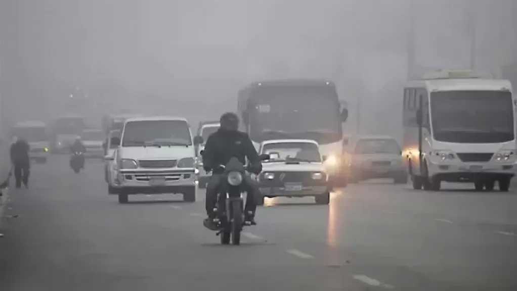 شبورة مائية كثيفة تعيق الحركة صباحًا.. تحذيرات لقائدي المركبات بالسواحل الشمالية