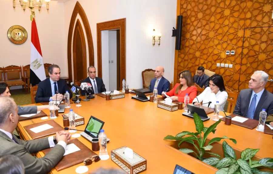 وزير الخارجية يستقبل رئيس الهيئة الوطنية للإعلام ومذيعي التليفزيون المصري.. صور