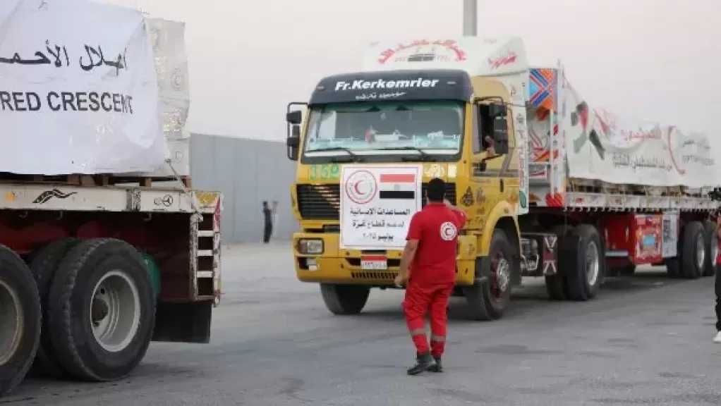 اليوم.. الهلال الأحمر يطلق القافلة الـ 100 لدعم أهالي غزة