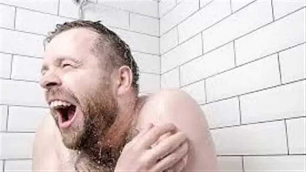 استشاري يحذر من كارثة تحدث للجسم حال الاستحمام بالمياه الباردة