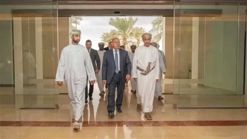 الوزير يزور ميناء صحار والمنطقة الحرة للتعرف على القدرات التصنيعية بالمنطقة