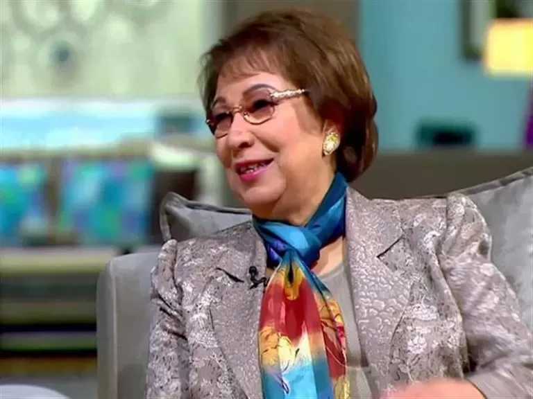 المخرجة إنعام محمد علي تكشف كواليس زواج أم كلثوم والجدل حول تدخينها