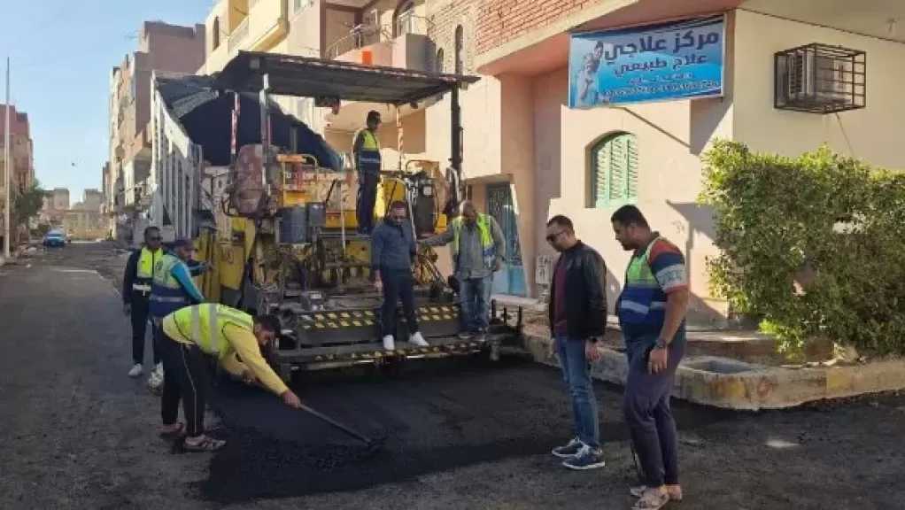 استكمال أعمال الرصف والإنترلوك وترميم قطوعات الغاز بعدة مناطق بمدينة سفاجا