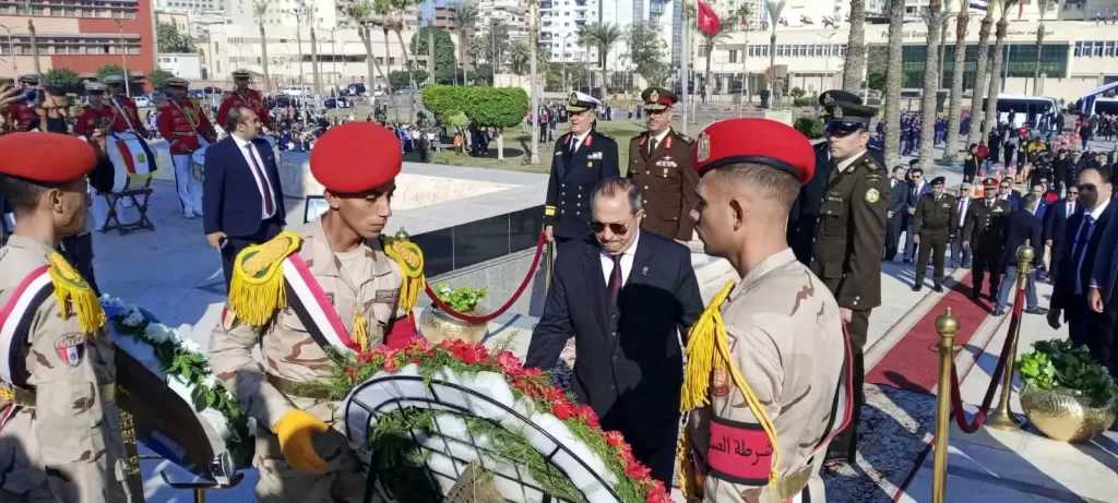 محافظ بورسعيد يضع إكليلا من الزهور على النصب التذكاري احتفالا بالعيد القومي الـ 59
