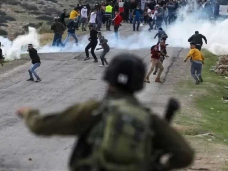 إصابة 3 فلسطينيين برصاص قوات الاحتلال واعتقال العشرات في الضفة الغربية