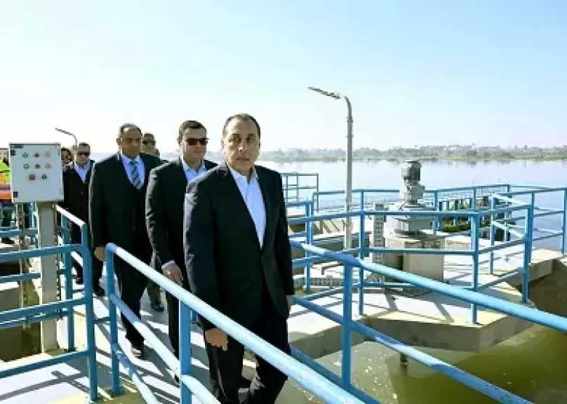 رئيس الوزراء يتفقد محطة مياه الشرب بأرض المشتل بمركز الصف.. ويضغط على زر تفعيل التشغيل