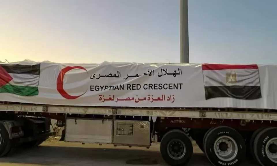 الهلال الأحمر: توزيع أكثر من 7.8 مليون سلة غذائية لغزة بقافلة «زاد العزة»