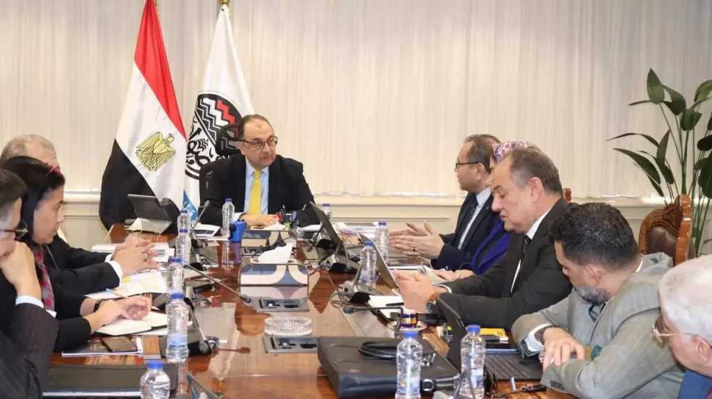 وزير قطاع الأعمال العام يعقد اجتماعًا دوريًا لمتابعة مستجدات المشروع القومي لتطوير صناعة الغزل والنسيج