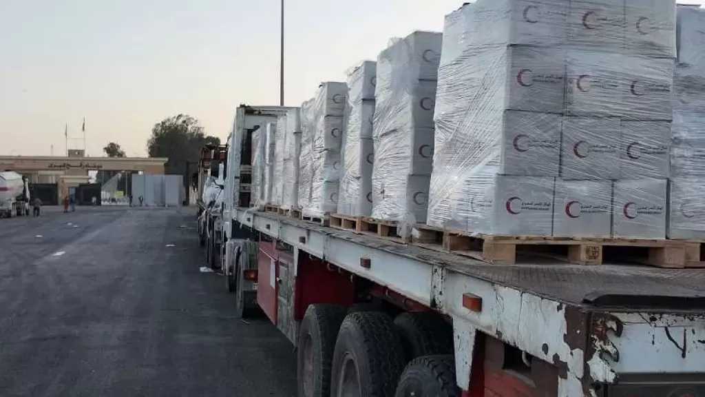قافلة المساعدات الـ101 تدخل إلى الفلسطينيين في قطاع غزة