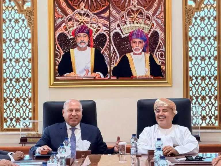 وزير الصناعة والنقل: إقامة منطقة لوجستية في السخنة وأخرى في صلالة لتسهيل نقل البضائع بين البلدين ثم للدول المجاورة