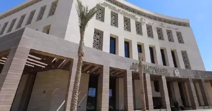 وزارة التعليم تكشف حقيقة فيديو اعتداء طالب على معلم