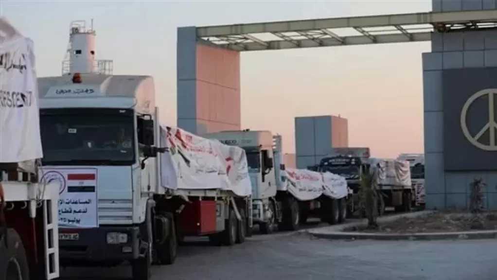 قافلة المساعدات الـ 102 تدخل إلى الفلسطينيين بقطاع غزة
