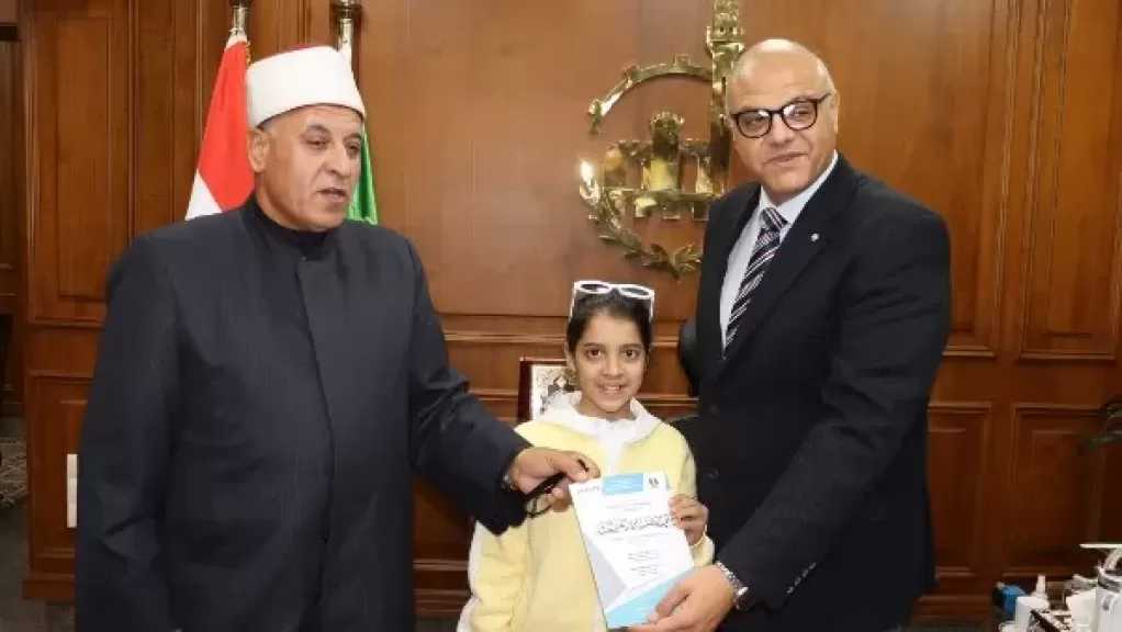 محافظ القليوبية يستقبل الطالبة الفلسطينية «ريتاج» لإنهاء إجراءات التحاقها بالمعاهد الأزهرية