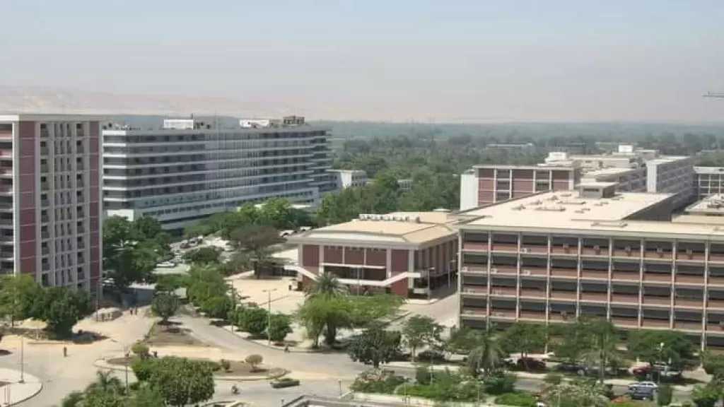 عاد للحياة بعد معاناة.. فريق طبي بجامعة أسيوط يستبدل صمامين بالقلب بجراحة دقيقة