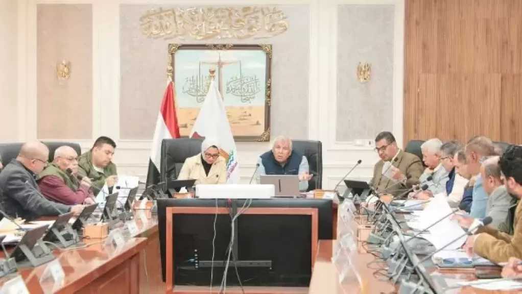 محافظ الوادي الجديد يعقد اجتماعًا لمتابعة موقف ملفات التقنين والتصالح