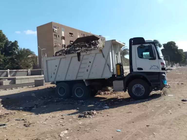 محافظ أسيوط يؤكد أهمية تكثيف حملات النظافة ورفع 119 طنًا من المخلفات بقرى مركز صدفا