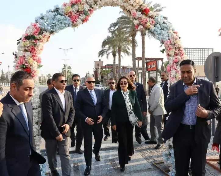 وزيرة التنمية المحلية ومحافظ الإسماعيلية يفتتحان ميدان ”الإسماعيلية” ومجمع المحال التجارية بنادي وشاطئ الفيروز