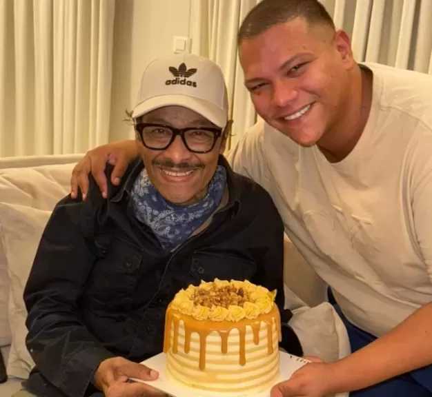 أحمد عبدالحميد يودع والده بصورة آخر عيد ميلاد له: كان قلبي حاسس إنه الأخير