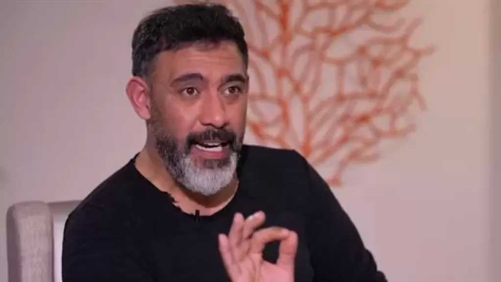 إديته كل حياتي.. عمرو مصطفى يدخل في نوبة بكاء بسبب عمرو دياب