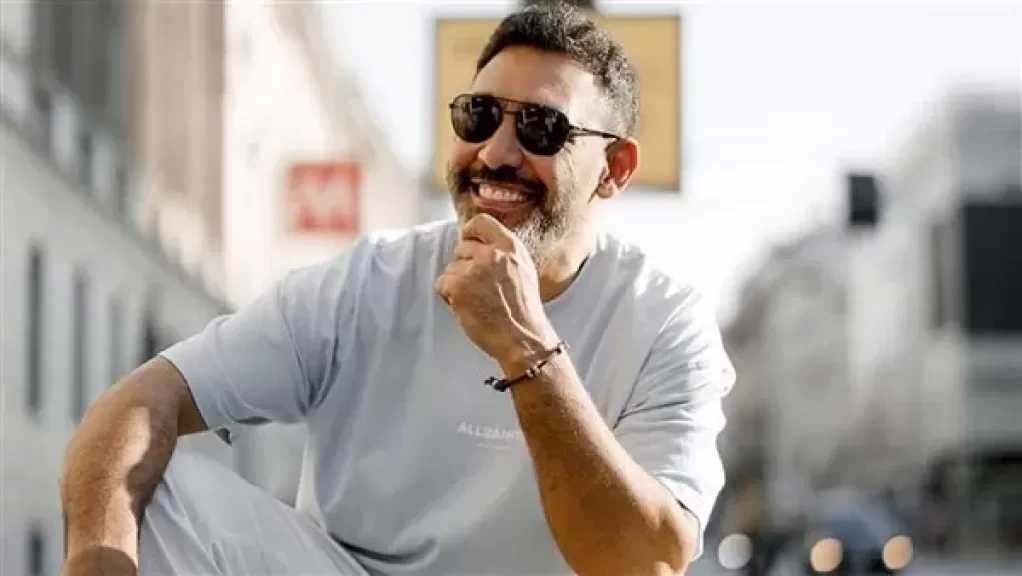 عمرو مصطفى يكشف أسرار مشواره الموسيقي من الجيتار إلى النجاح الجماهيري