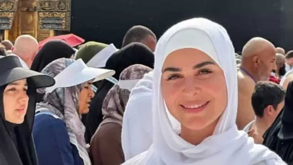 رانيا منصور توثق أداء مناسك العمرة