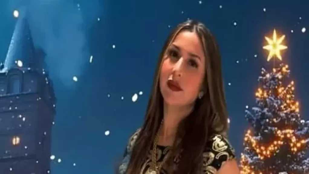 جنات تحتفل بالكريسماس بإطلالة جذابة