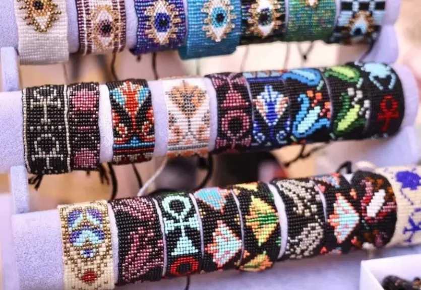 مشغولات يدوية وملابس عصرية.. معروضات جناح القومي للمرأة من داخل معرض ديارنا بالجونة |صور