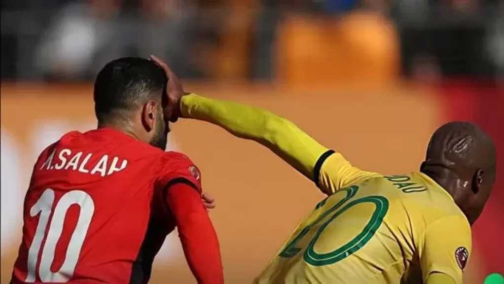 لاعب جنوب إفريقيا يشكك في ركلة جزاء محمد صلاح بعد الخسارة أمام مصر