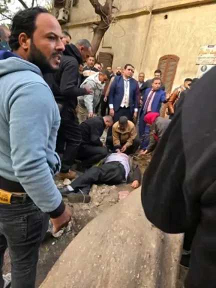 إصابة شخص وإتلاف سيارة أجرة بسبب سقوط شجرة في البحيرة