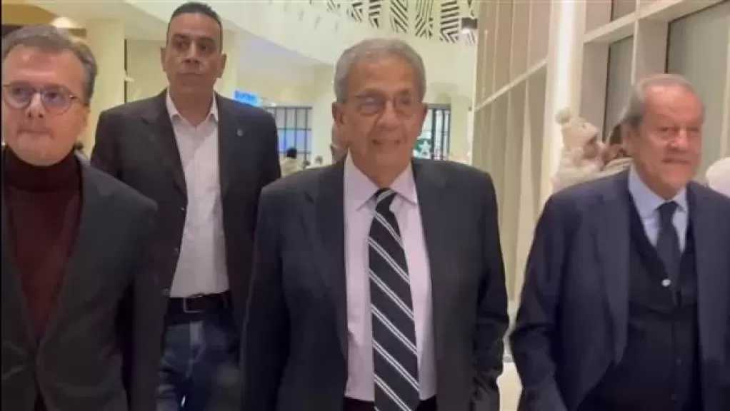 عمرو موسى يلفت الأنظار بحضوره العرض الخاص لفيلم الملحد