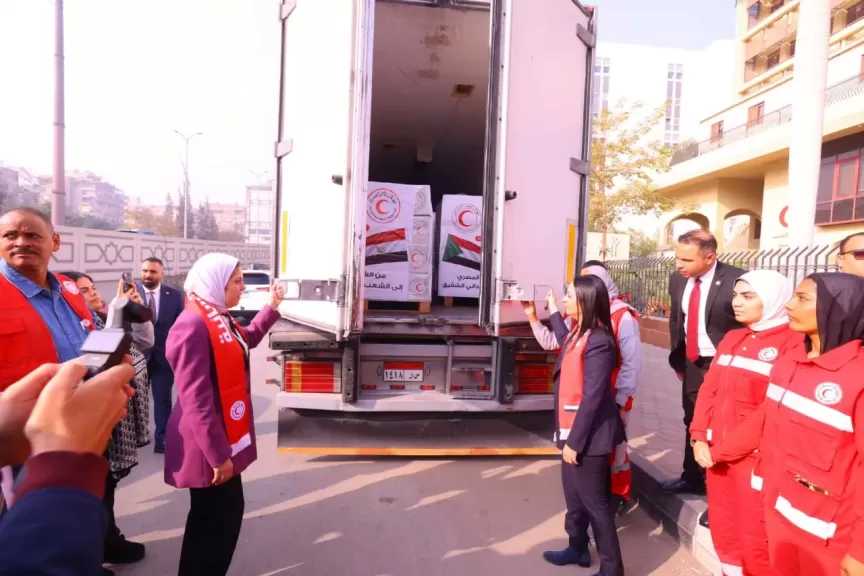 تصل ليلة رأس السنة.. المصريون يهدون الشعب السوداني الشقيق قافلة مساعدات إنسانية | صور