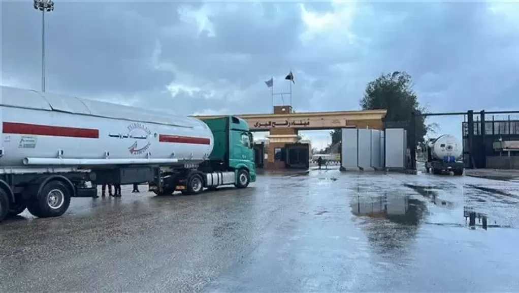 الهلال الأحمر يدفع بـ7400 طن مساعدات إنسانية عبر قافلة «زاد العزة» الـ103 إلى غزة