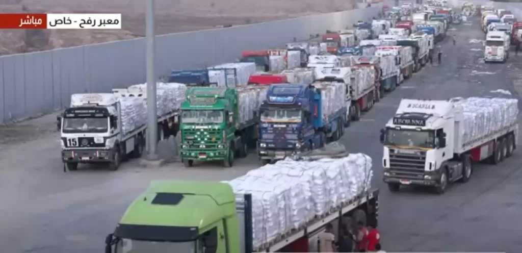 قافلة المساعدات الـ 104 تدخل إلى الفلسطينيين بقطاع غزة