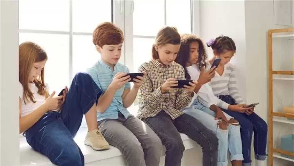 أستاذة علم اجتماع: الأم سبب إدمان الأطفال للهاتف واحذروا ”إجهاد الشاشات”