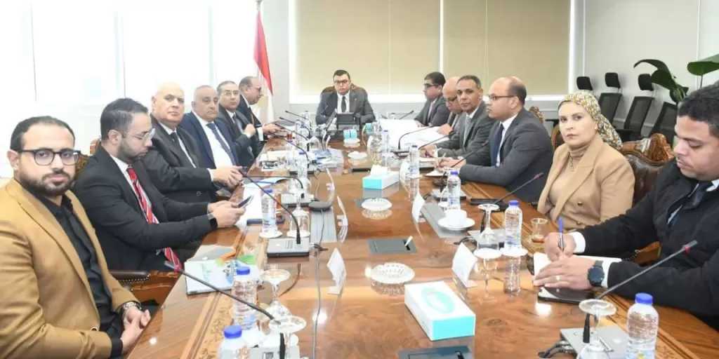 وزير الإسكان يبحث تطوير منظومة النقل الداخلي بعدد من المدن الجديدة