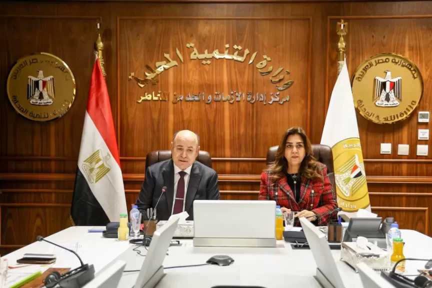 وزيرة التنمية المحلية ومستشار رئيس الجمهورية يبحثان مع المحافظين أوجه استغلال الأراضي المستردة